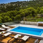 Iconic - Rosa Agia Efimia