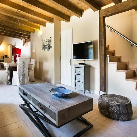 Iconic - Rosa Ajía Effimía