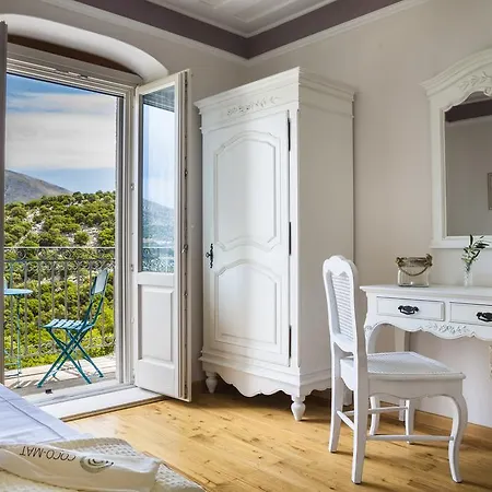 Villa Iconic - Rosa Ajía Effimía