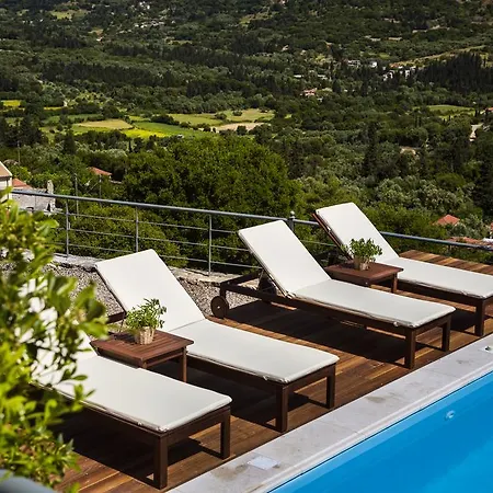 Iconic - Rosa Ajía Effimía